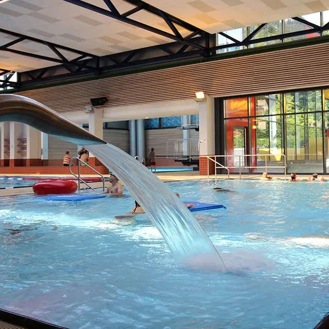 Massagedüse sprüht ins Lehrschwimmbecken