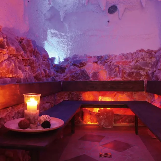 Sitzgelegenheit in der Soleoase mit Salzsteinen an der Wand