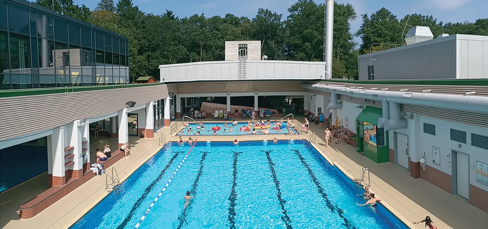 Schwimmbad mit geöffnetem Dach