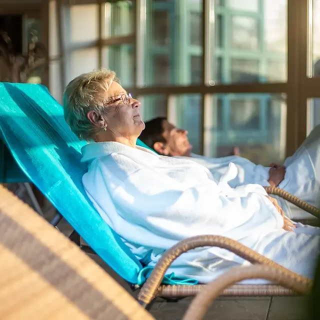 Frau liegt entspannt auf einer Liege