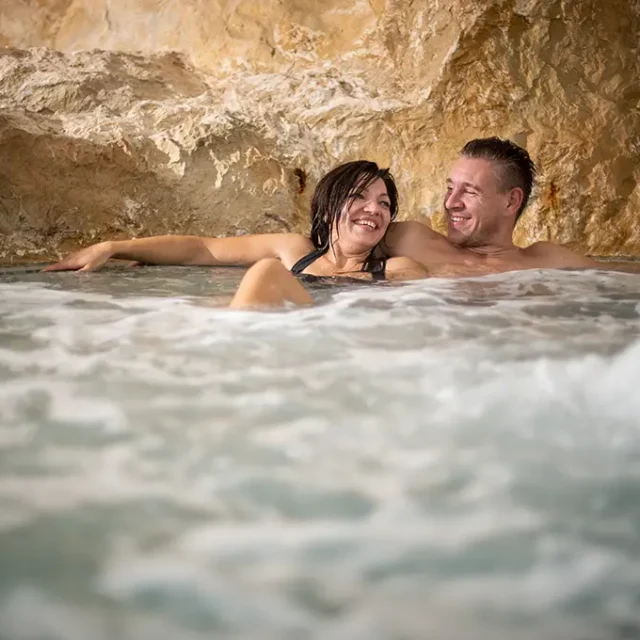 ein Pärchen im blubbernden Felsenbecken