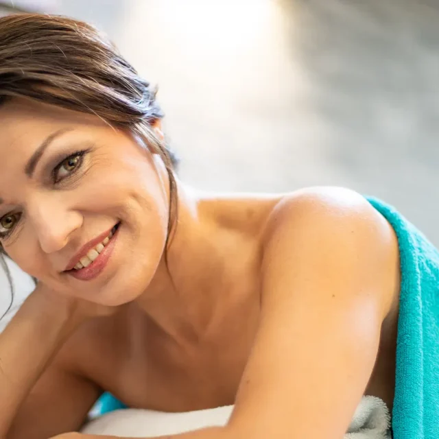 Eine Frau lächelnd bei der Massage