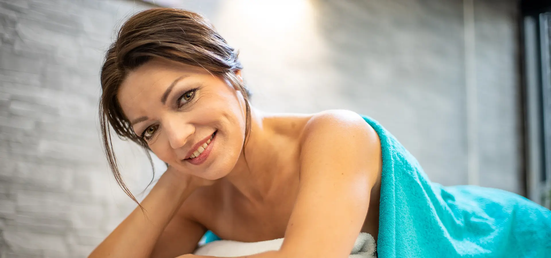 Eine Frau lächelnd bei der Massage