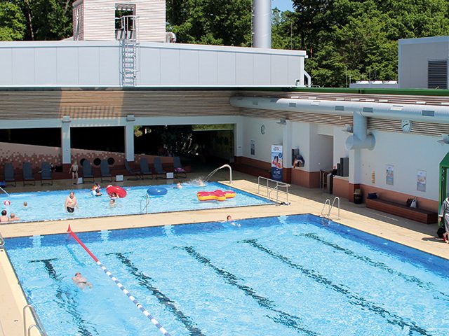 Schwimmbad mit geöffnetem Cabriodach