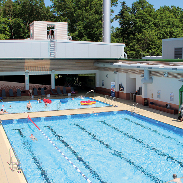 Schwimmbad mit geöffnetem Cabriodach