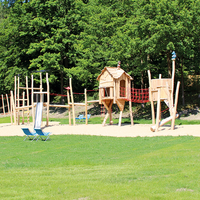 Außen-Spielplatz mit Klettergerüst