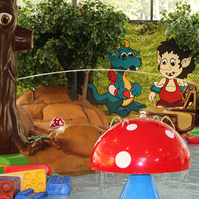 Kinderbecken mit Wasserspielzeug Kinderbecken mit Wasserspielzeug