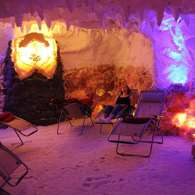 Paar entspannt in der Salzgrottegrotte der Soltau Therme