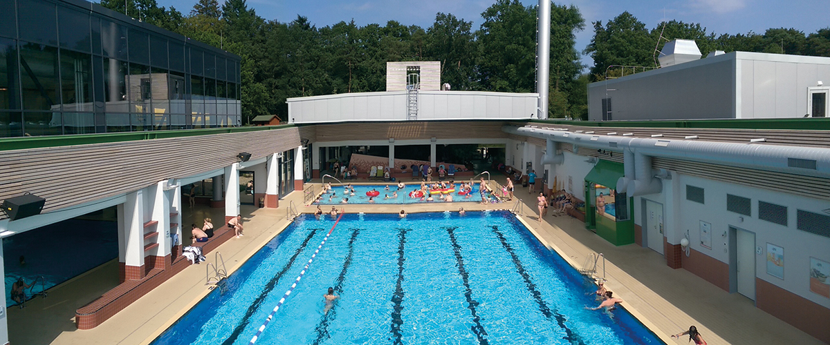 Schwimmbad mit geöffnetem Cabriodach