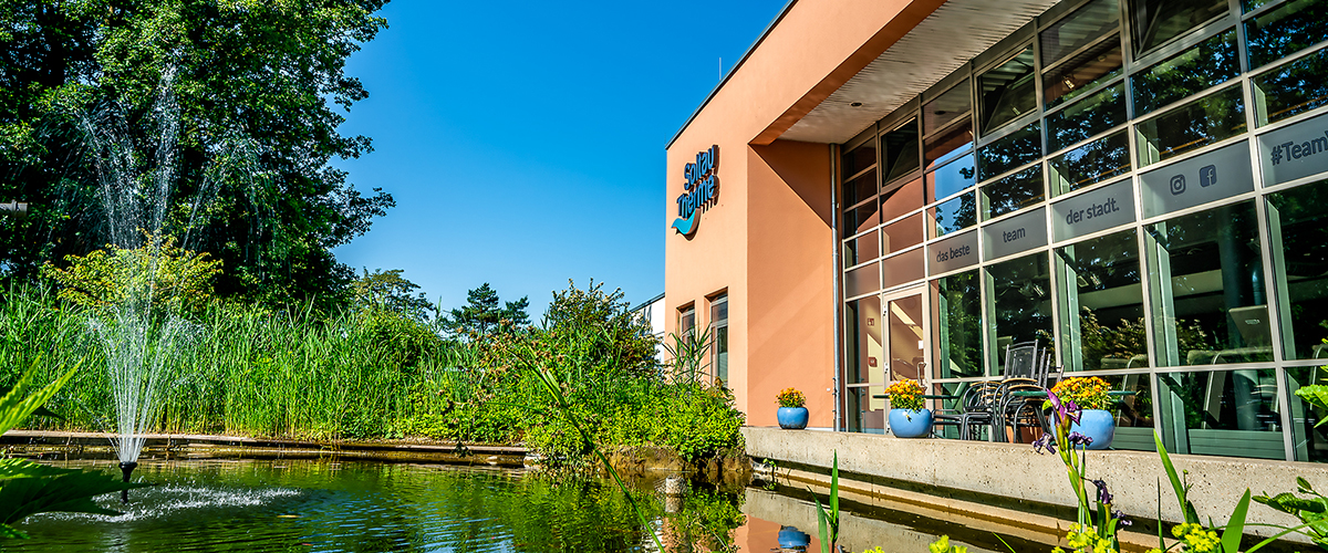 Aussenansicht der Soltau Therme mit Teich