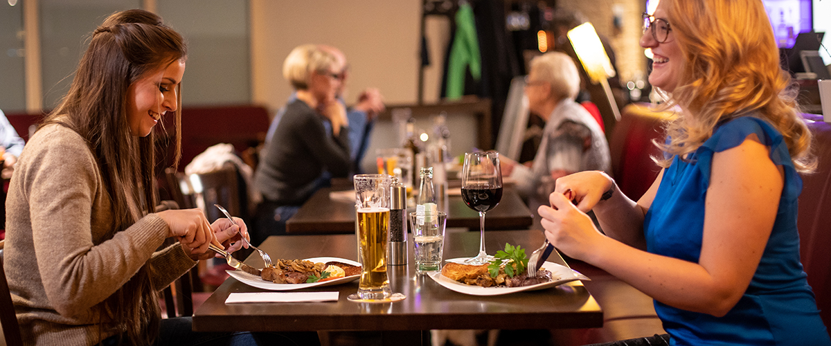 Freundinnen sind in der therme~lounge am essen.