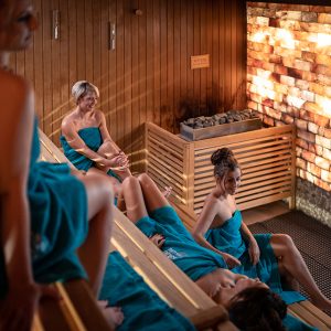 Damen genießen die Zeit in der Salzkristall-Sauna