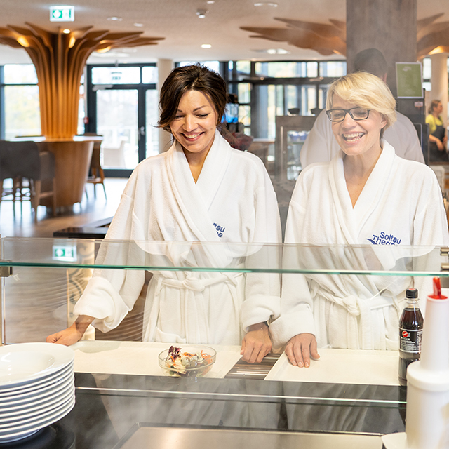 Frauen suchen ihr Essen an der SB aus.