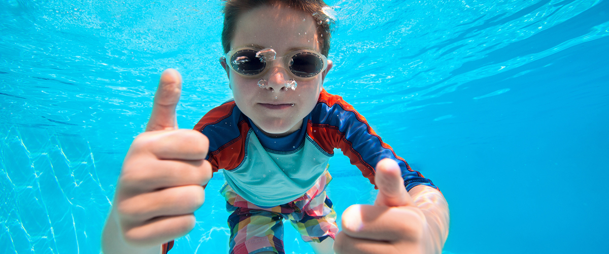 Junge schwimmt unter Wasser