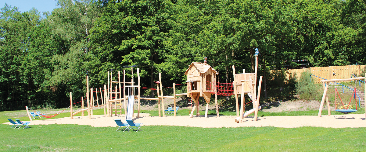 Außen-Spielplatz mit Klettergerüst