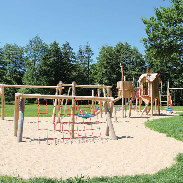 Außen-Spielplatz mit Klettergerüst