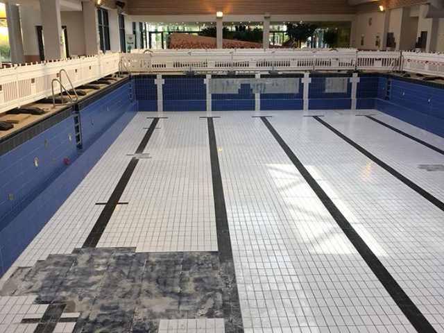 Lehrschwimmbecken mit Fliesenschaden