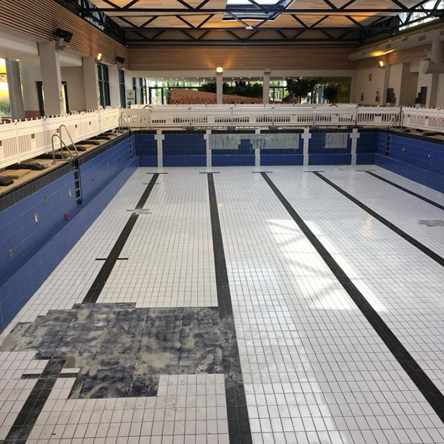Lehrschwimmbecken mit Fliesenschaden